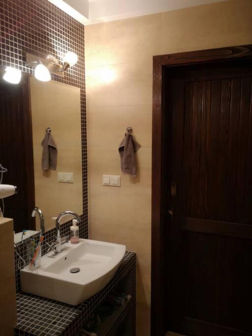 Apartamento Shalom Corner *Parking For Free* Cracovia Exterior foto